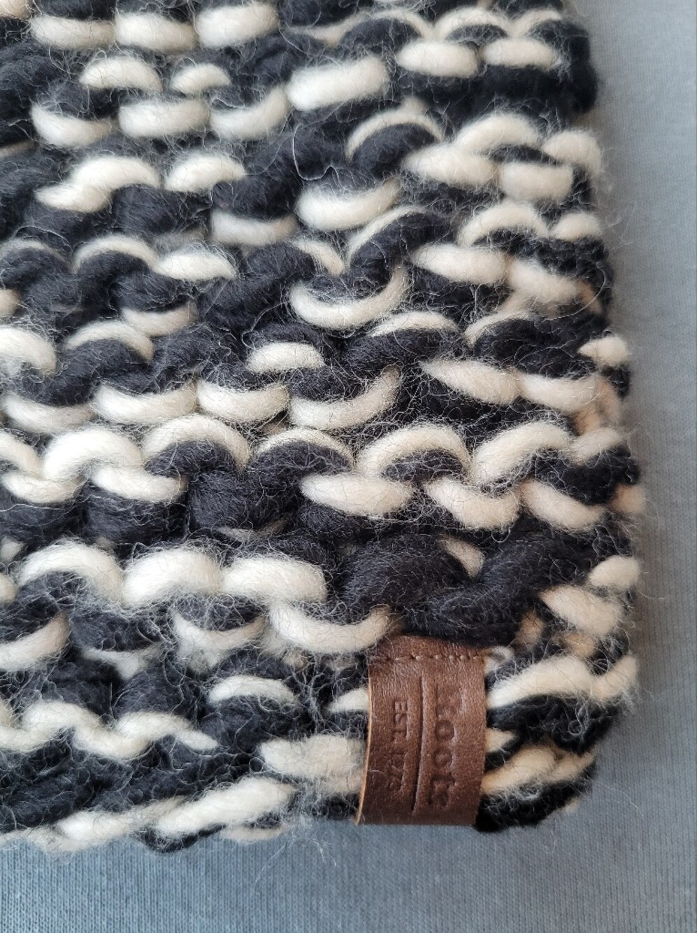 Roots Black & White Marled Chunky Knit Toque Beanie Pom Pom - Picture 3 of 6